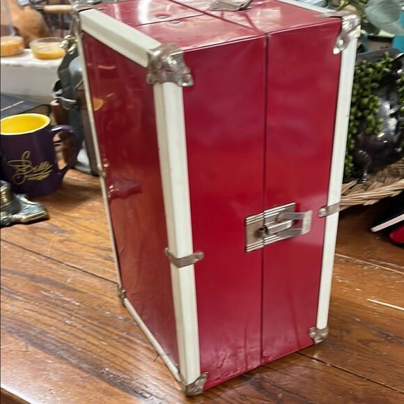 Red Metal doll case - Picture 1 of 6